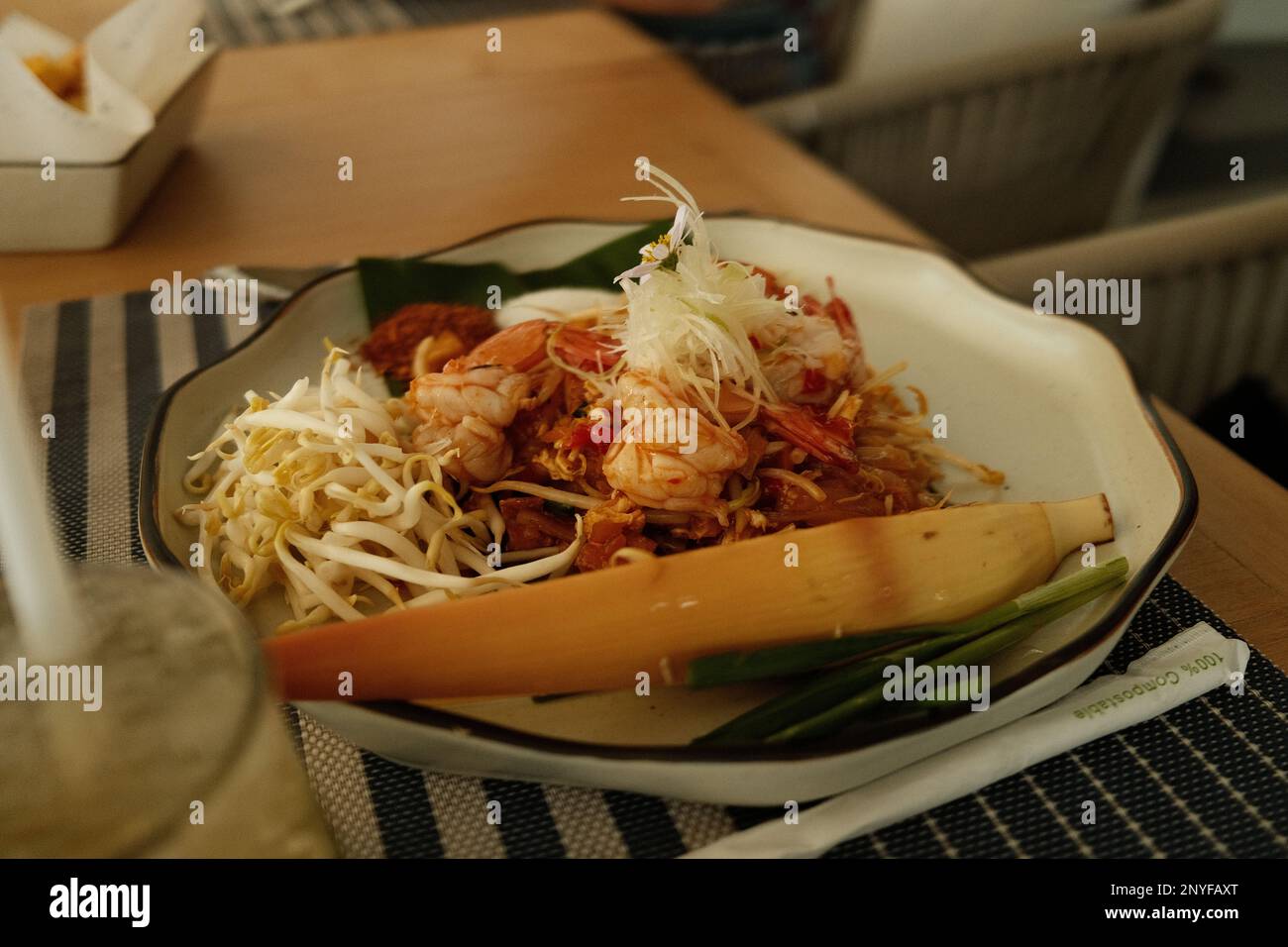 Ein großer Teller Pad thai mit wunderschöner Präsentation Stockfoto