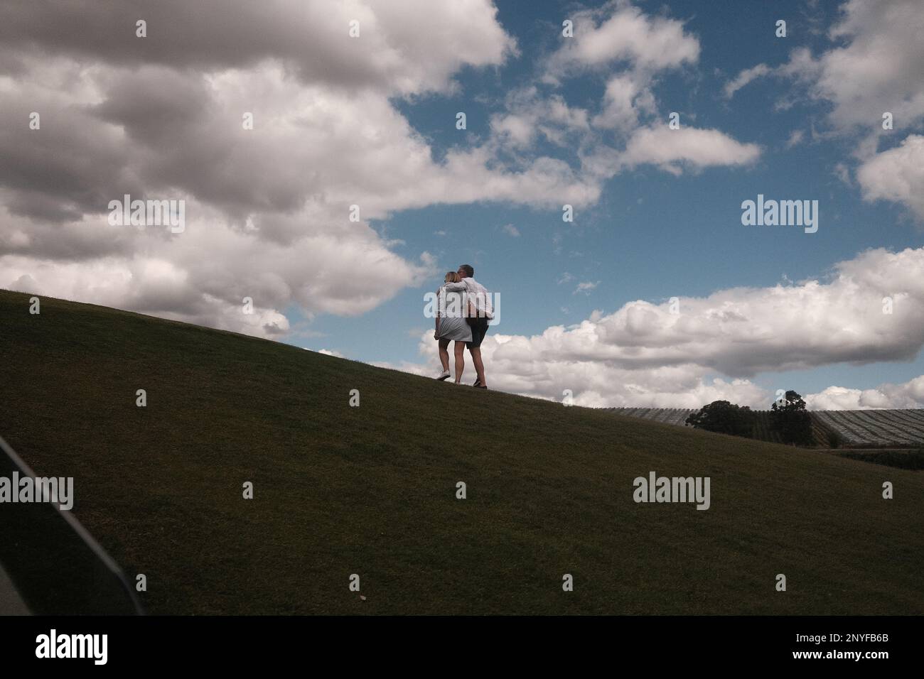 Ein romantisches Paar auf einem Hügel Stockfoto