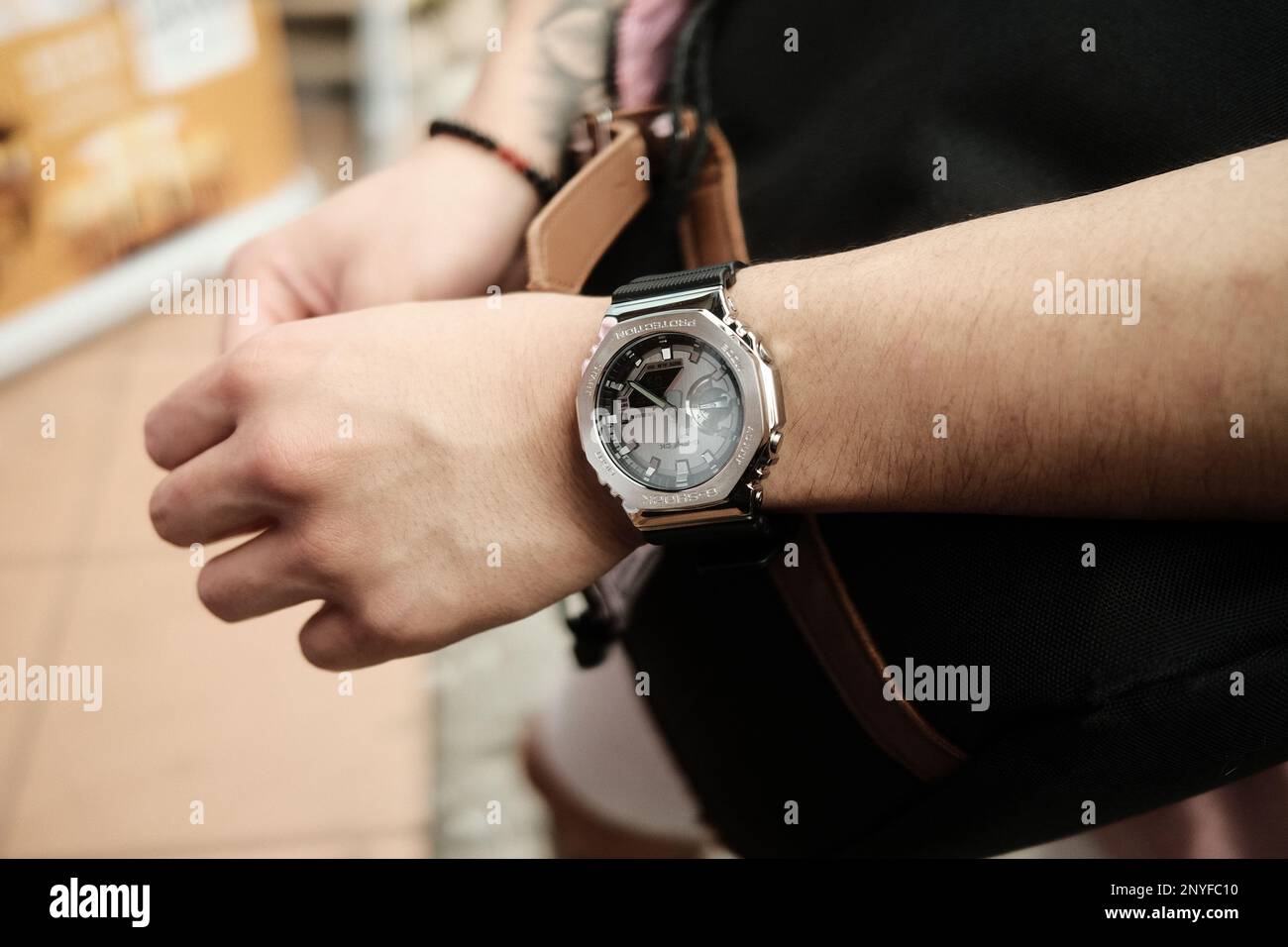 Lifestyle-Foto einer G-Shock-Uhr am Handgelenk Stockfoto