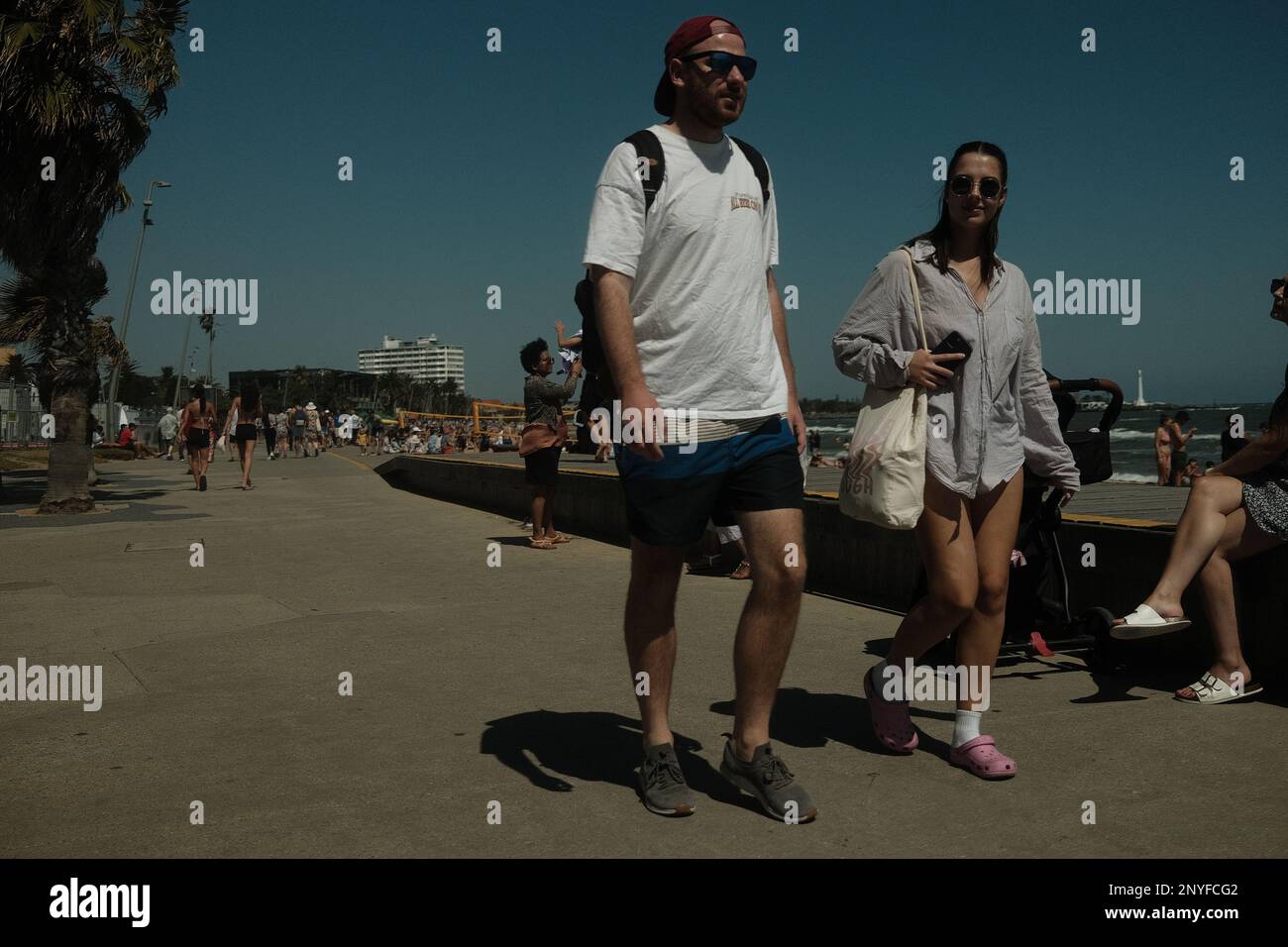 Ein Foto, das an einem sonnigen Tag in St. Kilda Beach, Victoria, aufgenommen wurde. Es war ein geschäftiger Tag, voller Menschen und Aktivitäten. Stockfoto