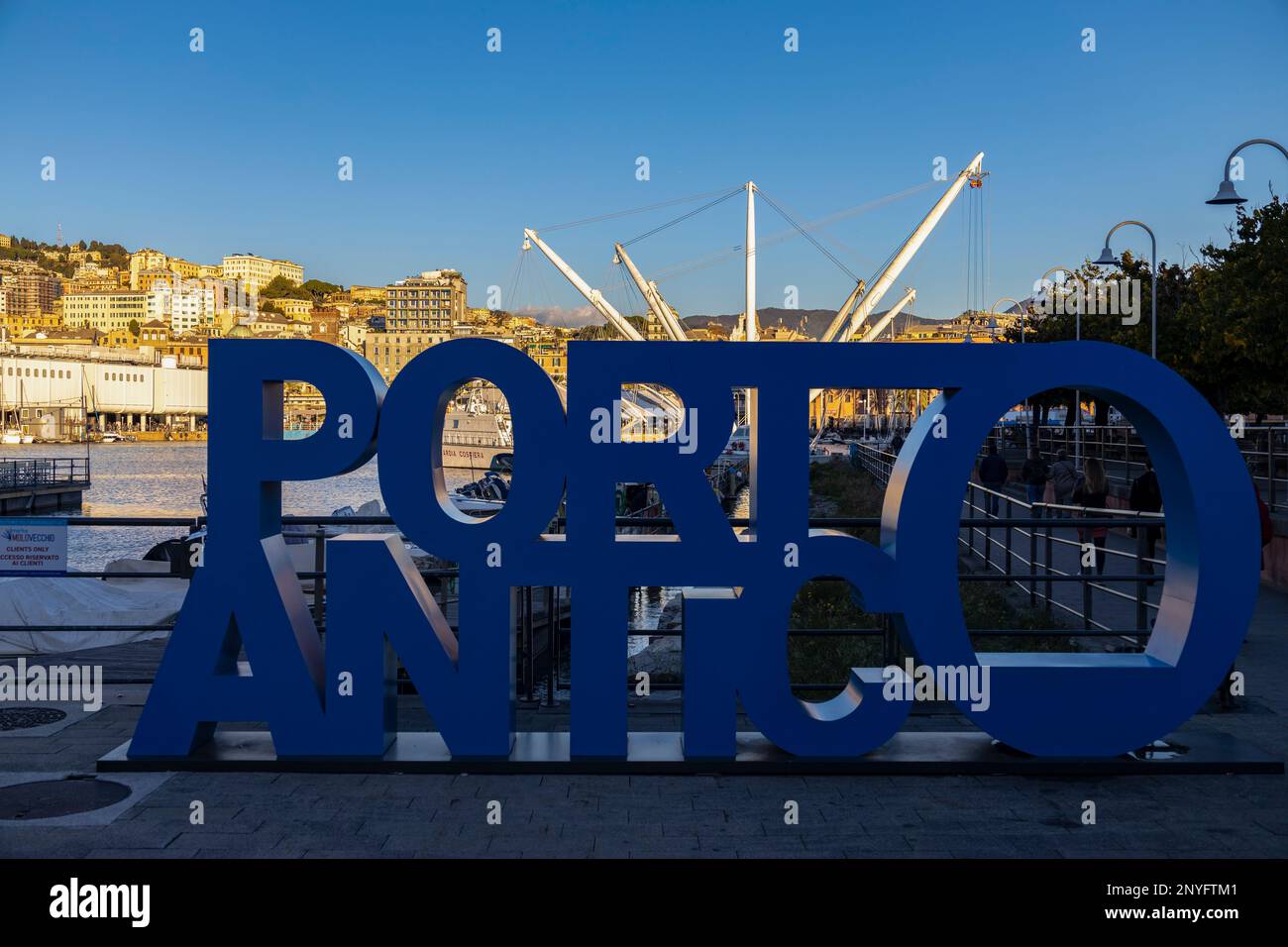 GENUA, ITALIEN, 5. DEZEMBER 2022 - Blick auf den antiken Hafen von Genua, Italien Stockfoto