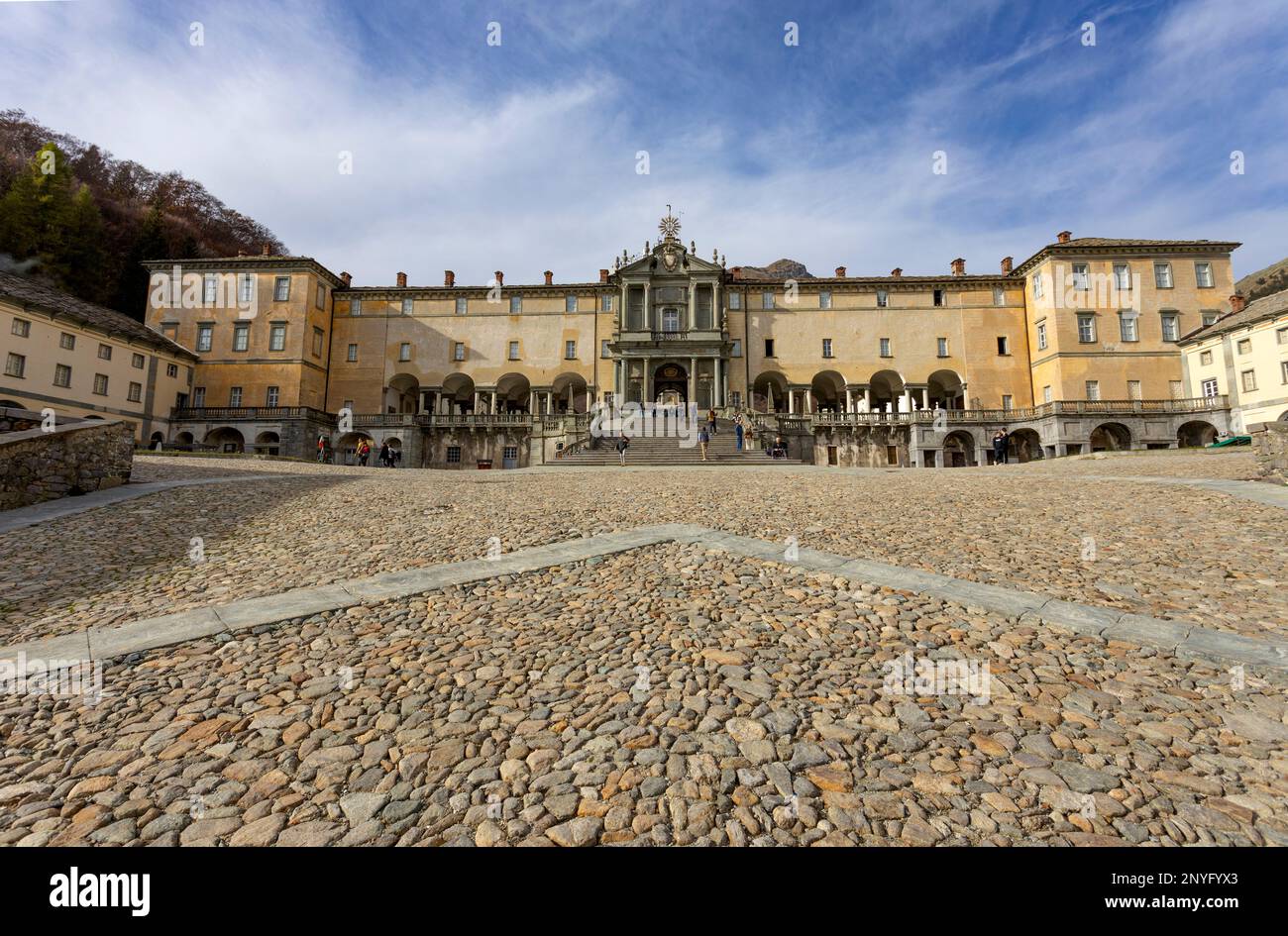 OROPA, ITALIEN, 30. OKTOBER 2022 - Blick auf Oropa Sanctuary, marian Sanctuary der Schwarzen Madonna, Biella Province, Piemont, Italien Stockfoto