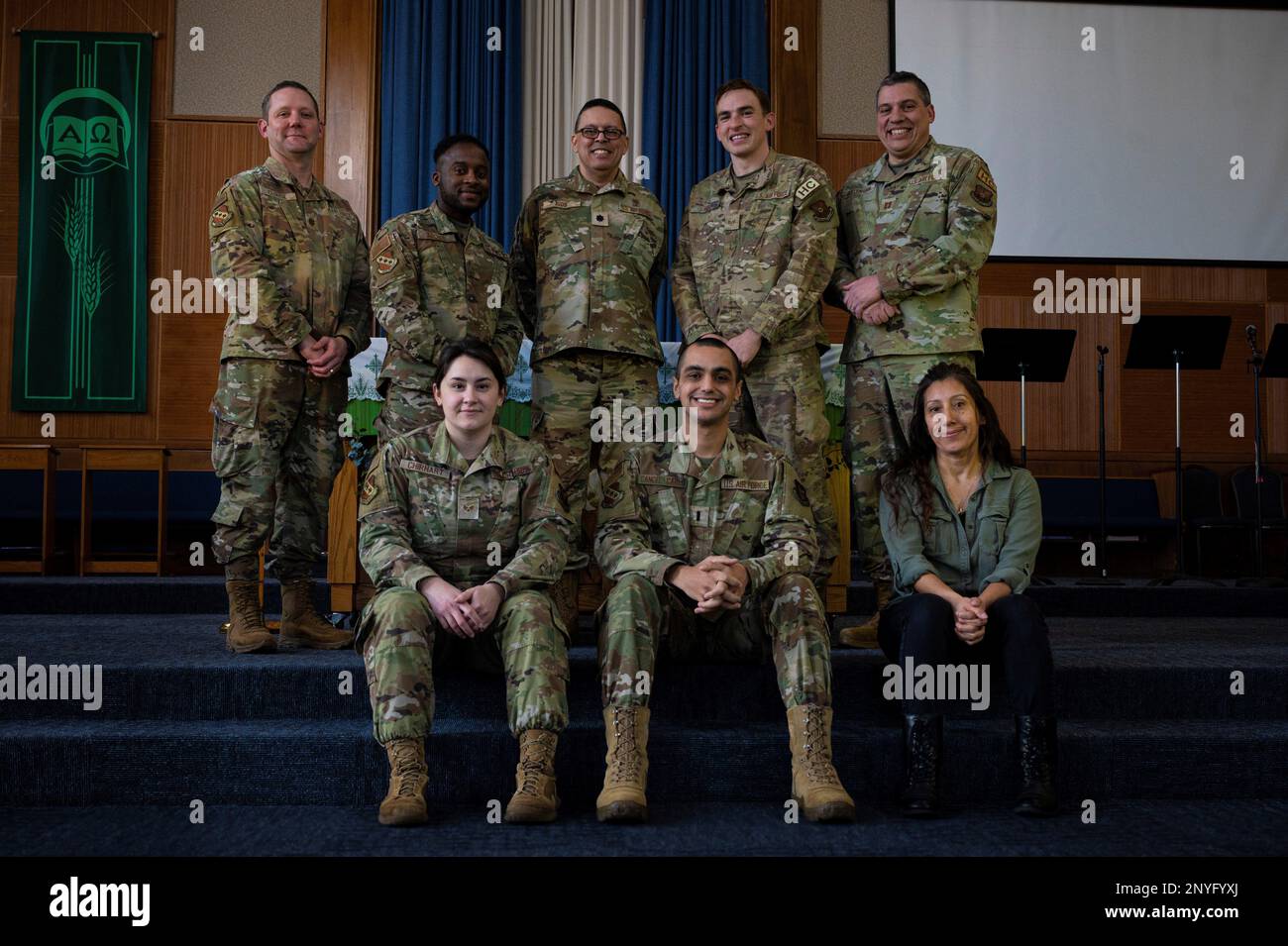 Das 7. Bomb Wing Chapel Team posiert für ein Foto im Sanctuary der Kapelle am Dyess Air Force Base, Texas, 13. Februar 2023. Zum ersten Mal seit fast einem Jahrzehnt wurde das BW Chapel Team 7. zum 2022 Air Force Global Strike Command Medium Chapel Team des Jahres ernannt. Stockfoto