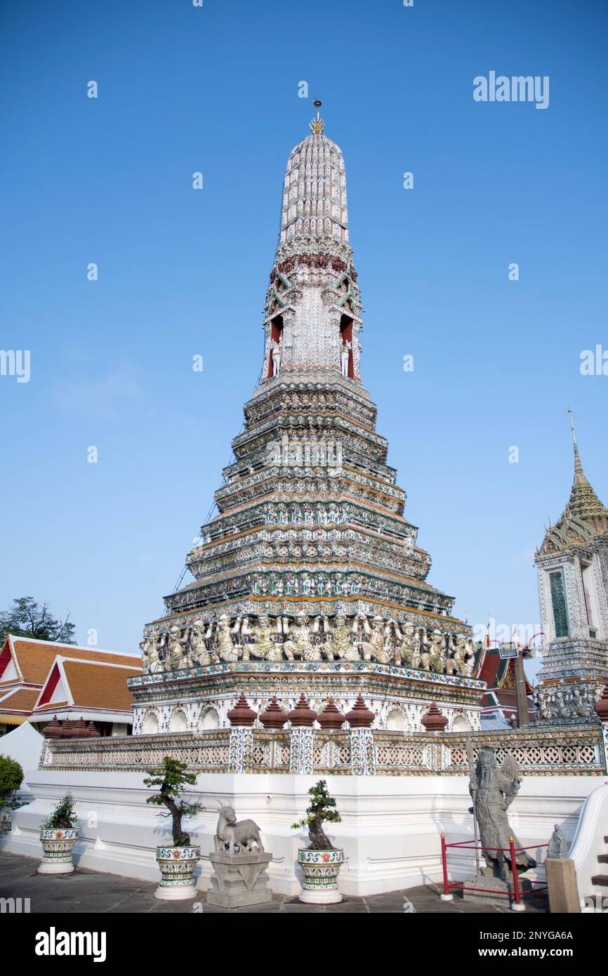 Wat Arun oder Tempel der Morgenröte ist ein buddhistischer Tempel in Bangkok. Wat Arun ist eines der bekanntesten Wahrzeichen Thailands Stockfoto