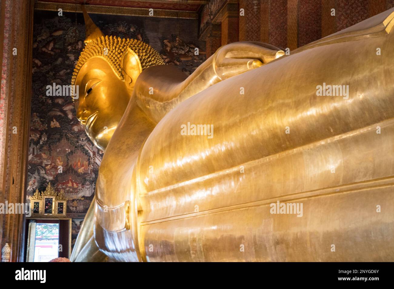 Gigantische liegende Buddha-Statue in Wat Pho, Bangkok. Wat Pho ist die älteste und größte Tempelanlage in Bangkok Stockfoto
