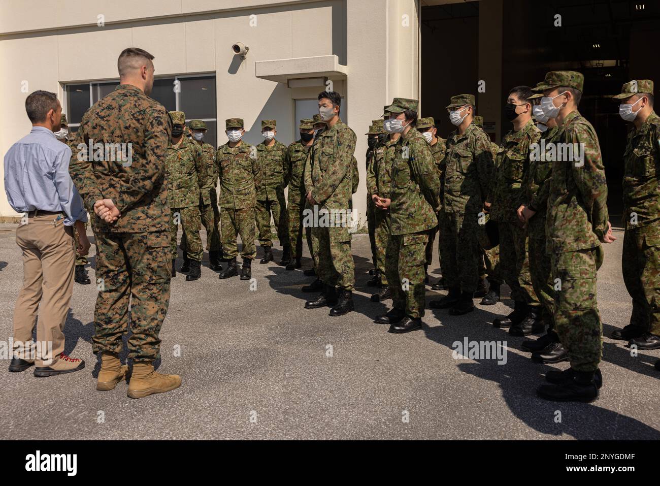 USA 2 Cortez Williams, Chief Warrant Officer des Marine Corps, ein Wartungsbeauftragter für Kampffahrzeuge, 3. Wartungsbataillon, 3. Sustainment Group (Experimental), spricht mit Offizieren der Japan Ground Self-Defense Force Ordnance School über die fortschrittlichen Fertigungskapazitäten von 3. Maint. Ch.-B. Camp Kinser, Okinawa, Japan, 19. Januar 2023. 3. die MLG mit Sitz in Okinawa, Japan, ist eine vorwärtsgerichtete Kampfeinheit, die als umfassendes Logistik- und Kampfdienststützelement des III MEF für Operationen im gesamten Zuständigkeitsbereich des Indo-Pazifik dient. Stockfoto