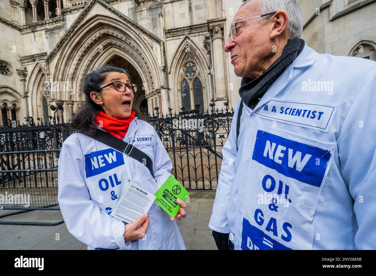 London, Großbritannien. 2. März 2023. Wissenschaftler schlossen sich dem Protest an mit der Botschaft - Neues Öl und Gas = Tod - STOPPEN SIE DEN BOHRPROTEST vor den königlichen Gerichten. Waverley Borough Council und „Protect Dunsfold“, die vom Good Law Project unterstützt werden, ersuchen den Gerichtshof, eine gerichtliche Überprüfung der Entscheidung der Regierung vom Juni 2022 zu ermöglichen, dem Vereinigten Königreich die Genehmigung zur Erdgasförderung in Dunsfold zu erteilen. Das war, nachdem der Bezirksrat von Surrey das Projekt zweimal abgelehnt hatte. Kredit: Guy Bell/Alamy Live News Stockfoto