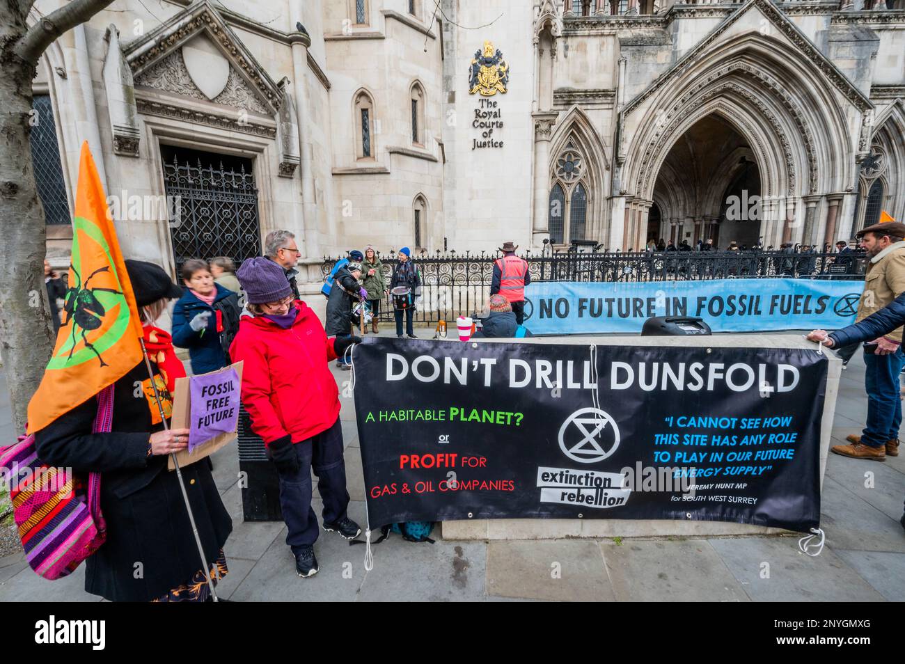 London, Großbritannien. 2. März 2023. STOPPT DEN PROTEST vor den königlichen Gerichten. Waverley Borough Council und „Protect Dunsfold“, die vom Good Law Project unterstützt werden, ersuchen den Gerichtshof, eine gerichtliche Überprüfung der Entscheidung der Regierung vom Juni 2022 zu ermöglichen, dem Vereinigten Königreich die Genehmigung zur Erdgasförderung in Dunsfold zu erteilen. Das war, nachdem der Bezirksrat von Surrey das Projekt zweimal abgelehnt hatte. Kredit: Guy Bell/Alamy Live News Stockfoto