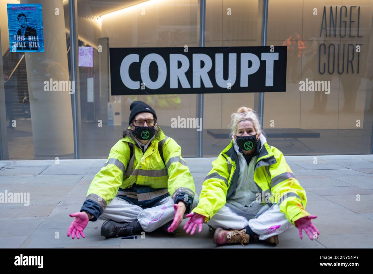 London, England, Großbritannien 02/03/2023 Extinction Rebellion richtet sich gegen den Hauptsitz der britischen Finanzabteilung am Angel Court, um gegen Korruption im Bankensystem zu protestieren und zu demonstrieren, wie Profit über Menschen und Planeten gestellt wird. Sechs Demonstranten warfen rosafarbene Farbe (eine Mischung aus Teichfarbe, Wasser und Guarkernmehl) an die Fenster und bedeckten sie mit Plakaten von Rishi Sunak, auf denen steht, dass dieser Bill töten wird. Später wurden alle sechs verhaftet. Die Maßnahme fällt mit der Verabschiedung des Gesetzes über Finanzdienstleistungen und Märkte (Financial Services and Markets, FSM) durch die Ausschußphase im Parlament zusammen, und in seiner derzeitigen Form sind keine Umweltschutzmaßnahmen vorgesehen. Stockfoto