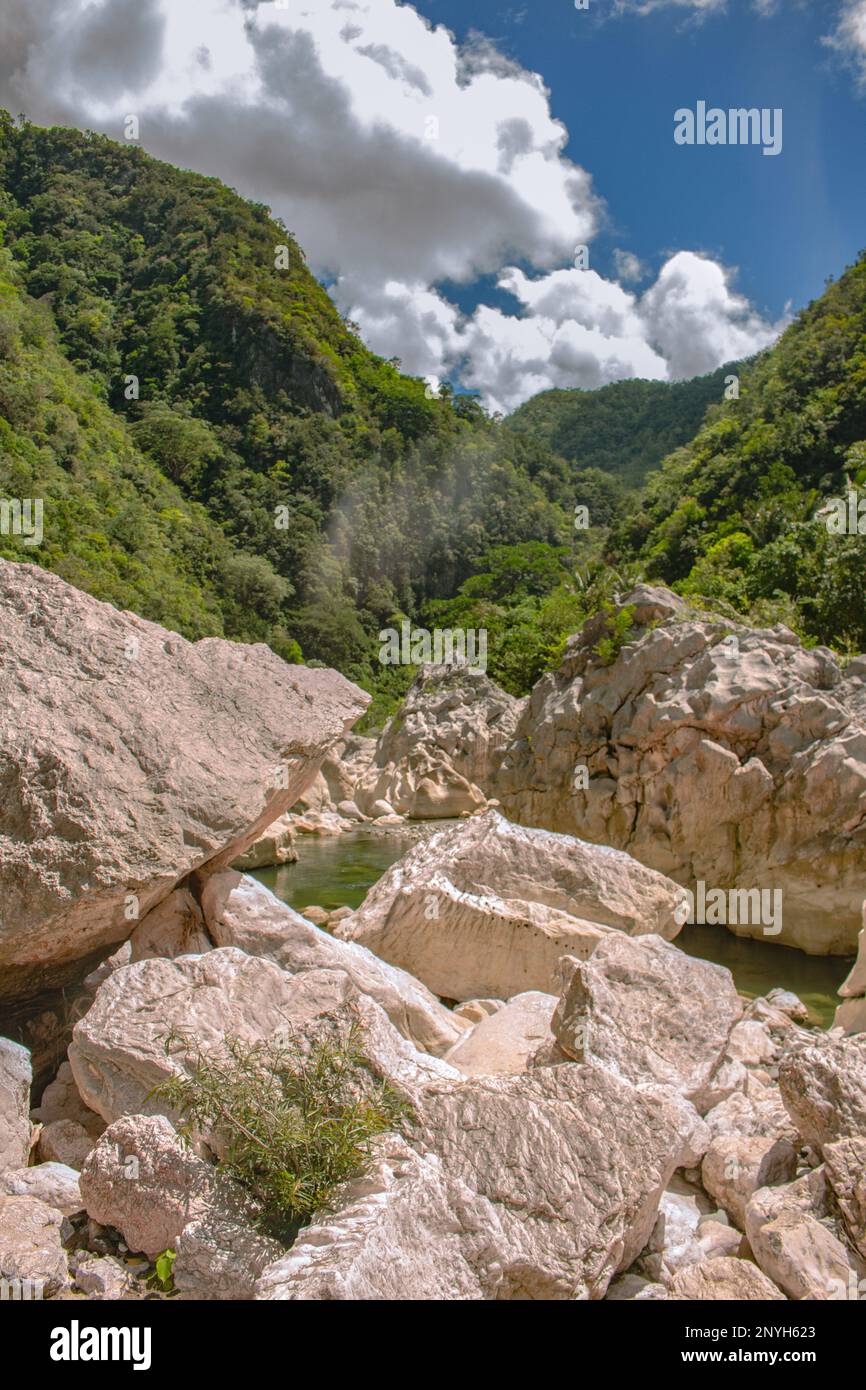 Atemberaubende Bergkette mit ruhigem Teich im Zentrum, idyllische Landschaft Stockfoto