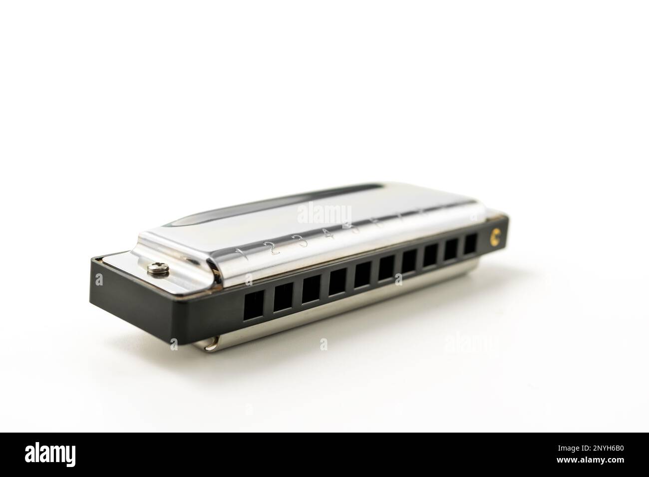 Harmonica, auch französische Harfe, Bluesharfe und Mundorgel, isoliert auf weißem Hintergrund mit Schnittpfad. Es wurde ein Schilf-Windinstrument verwendet Stockfoto