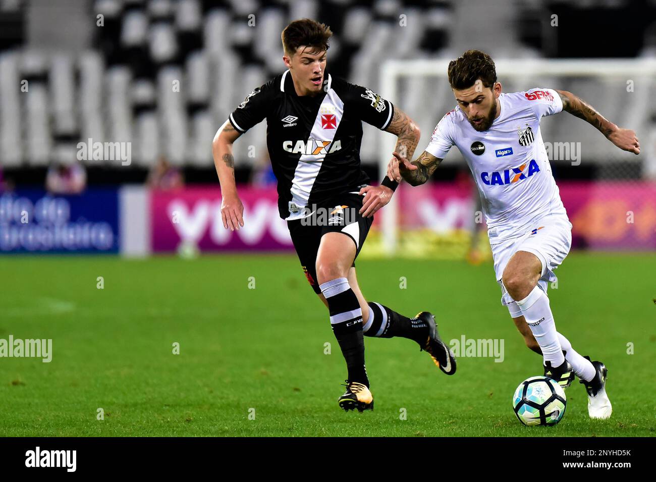 RJ - Rio de Janeiro - 07/16/2017 - Brazilian A 2017, Vasco x Santos - Bruno Paulista do Vasco dispute with Lucas Lima do Santos at Nilton Santos Stadium (Engenhao) for the Brazilian Championship A 2017 Photo: Thiago Ribeiro / AGIF (via AP) Stockfoto