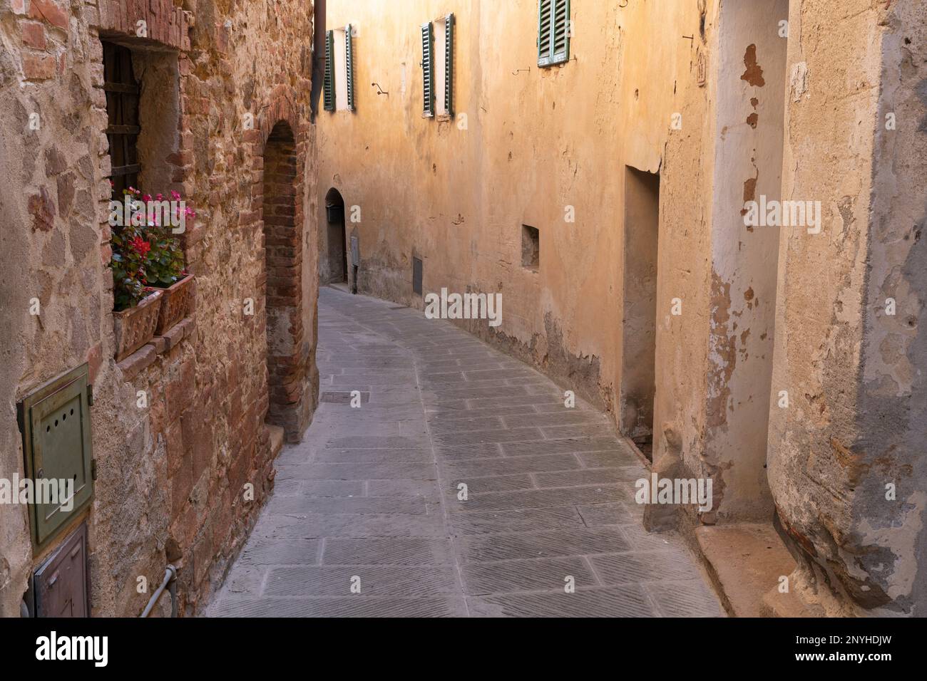 Enge Straße, typisch für die kleinen Städte auf einem Hügel in der Toskana, Italien Stockfoto
