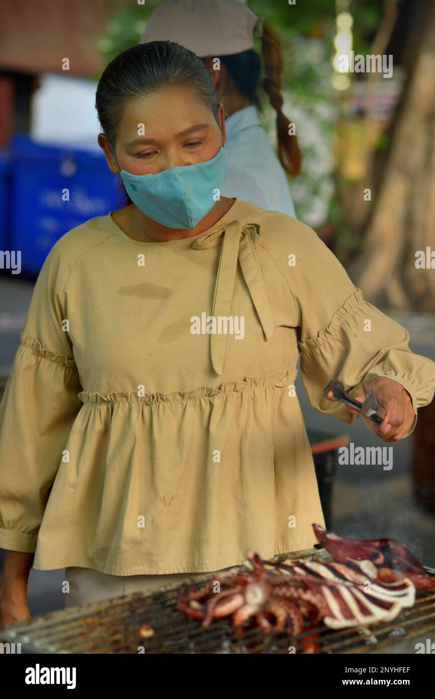 Thai Lady Barbecking Squid Silom Road Bangkok Thailand Stockfoto