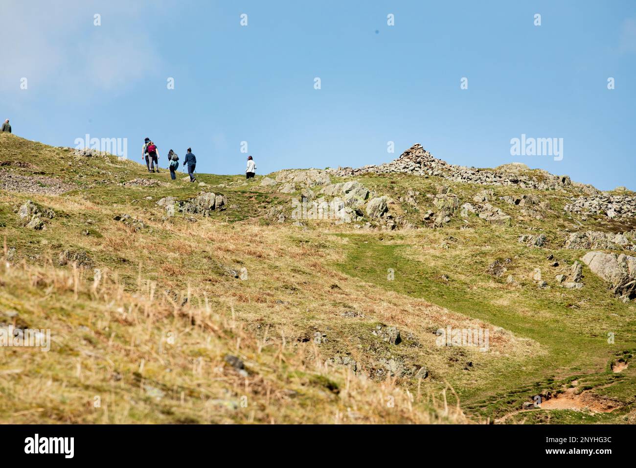 Touristen und Wanderer klettern Hallin Fell, Martindale, Ullswater The Lake District, Cumbria, an einem sonnigen Herbsttag Stockfoto