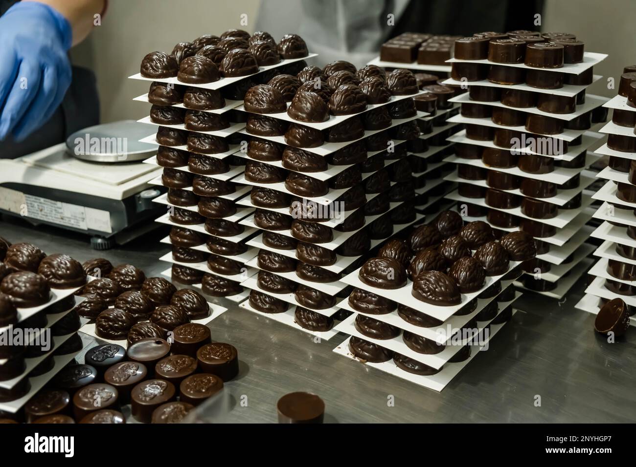 Schokoladenzuckerherstellung. Schokolade in Geschenkbox, verschiedene luxuriöse Pralinen Stockfoto