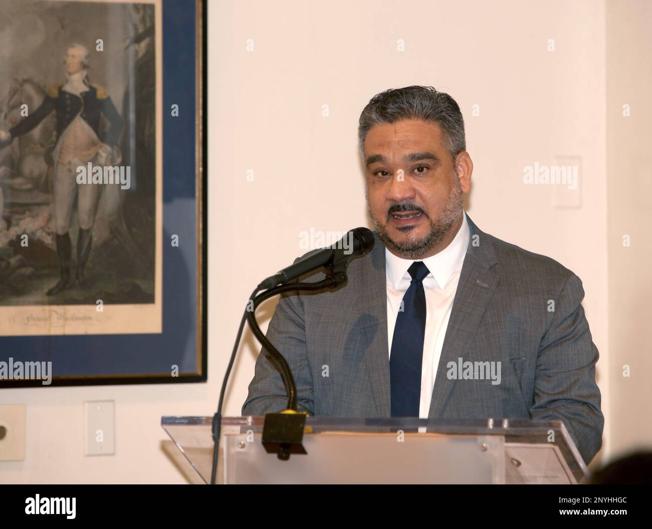 Roberto Rodriguez, Program Manager (Career Program) für die Installation Management Functional Community, war Gastredner bei der Abschlusszeremonie der US Army Garrison Fort Hamilton für die Leadership Cohort Class 2022 im Fort Hamilton Community Club am 6. Januar 2023. Stockfoto