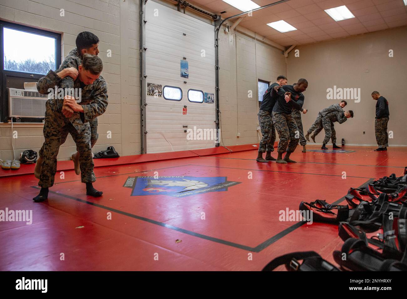 USA Marines verschiedener Einheiten üben Wurftechniken während eines Martial Arts Instructor Course (MAIC) am Naval Base Dam Neck, Virginia, 25. Januar 2023. Das MAIC soll das Verständnis der einzelnen Marine für Kampftechniken entwickeln und gleichzeitig mentale und physische Stressfaktoren aushalten, um das Ethos eines Kriegers zu etablieren. Marines, die den Kurs absolviert haben, werden zertifizierte Ausbilder und können ihren einzelnen Einheiten des Marine Corps Martial Arts Program Techniken beibringen. Stockfoto