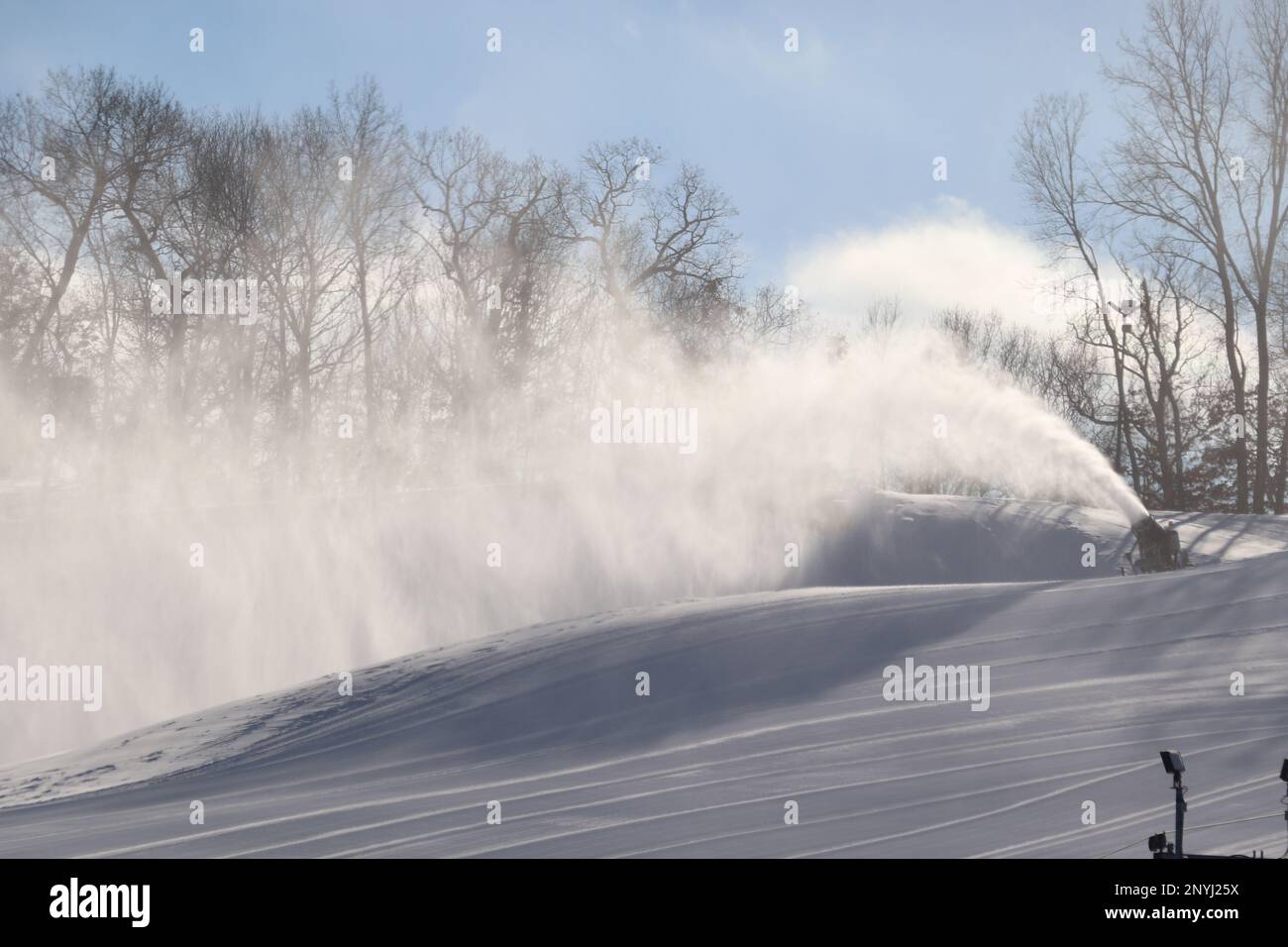 Das Skigebiet Whitetail Ridge ist am 26. Januar 2023 in Fort McCoy, Wisconsin, zu sehen, da in der Gegend Schnee gemacht wird. Whitetail Ridge, Teil von Fort McCoy's Pine View Recreation Area, bietet eine Vielzahl von Aktivitäten für die ganze Familie. Auf dem Skihügel können Sie Abfahrtski fahren und Snowboarden. Weitere Informationen zu Kosten und Sonderveranstaltungen im Whitetail Ridge finden Sie unter https://mccoy.armymwr.com. Stockfoto