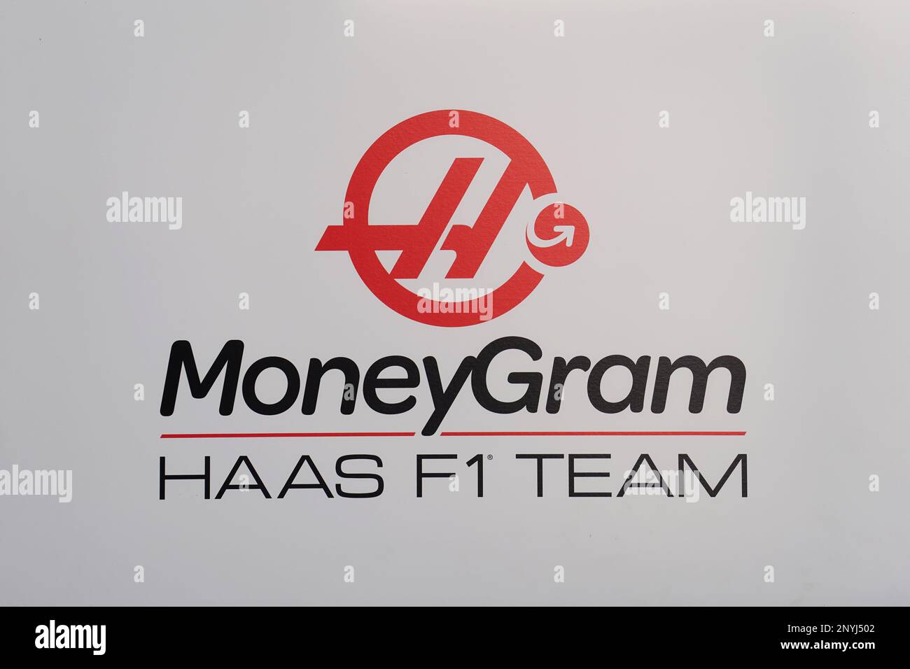 MoneyGram Haas F1 Team Beschilderung während des Vorschautags vor dem Großen Preis von Bahrain auf der Bahrain International Circuit, Sakhir. Foto: Donnerstag, 2. März 2023. Stockfoto