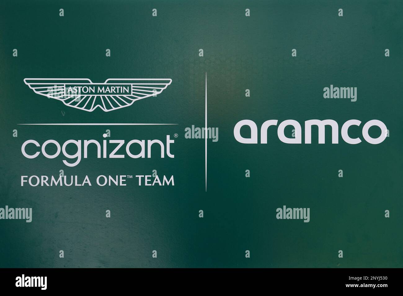 Aston Martin Aramco Cognizant F1 Team Beschilderung während des Vorschautags vor dem Bahrain Grand Prix auf der Bahrain International Circuit, Sakhir. Foto: Donnerstag, 2. März 2023. Stockfoto