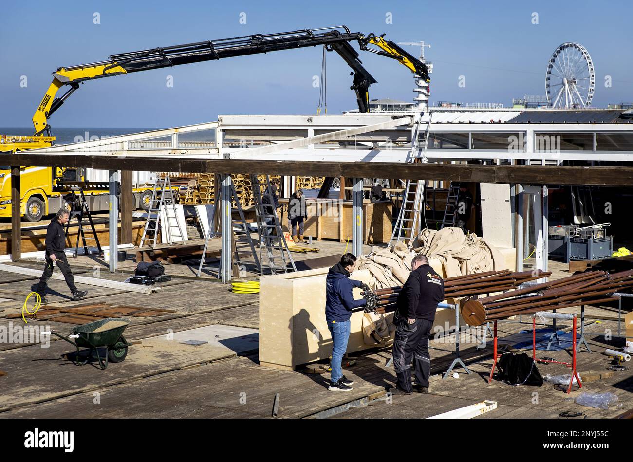 DEN HAAG - Arbeiten Sie am Strand von Scheveningen, wo Strandzelte für die neue Sommersaison gebaut werden. ANP KOEN VAN WEEL niederlande raus - belgien raus Stockfoto