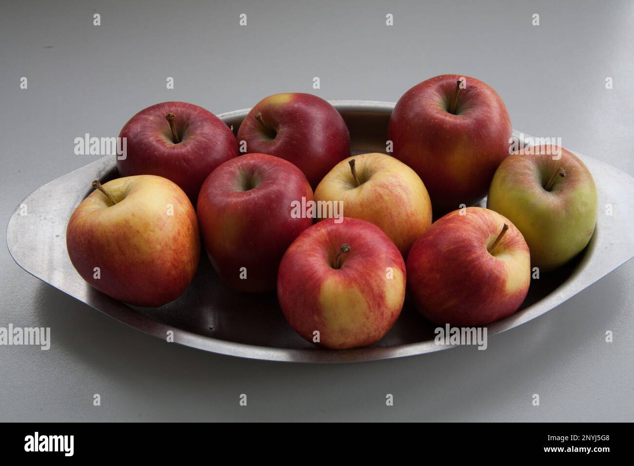 Nahaufnahme einer Auswahl an britischen Äpfeln Royal Gala und Braeburn in einem Edelstahltablett aus Kent, Stockfoto