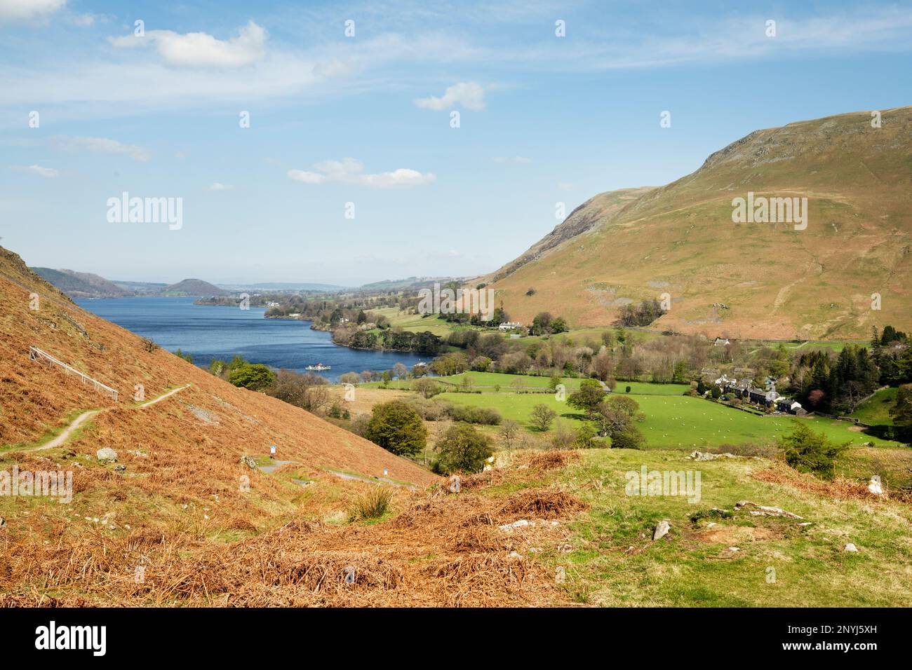 Blick von Ullswater zur Pooley Bridge von Hause, Martindale, dem Lake District, Cumbria. Dunmallard Hill am Fuße von Ullswater in der Ferne Stockfoto