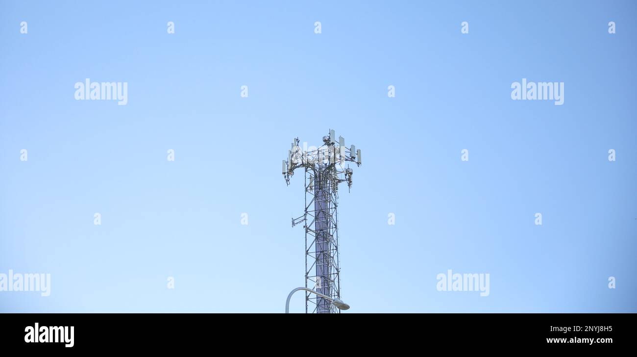Handymast am Himmel, der 4G 5G Telekommunikationssatelliten zeigt, das Funksignal Stockfoto