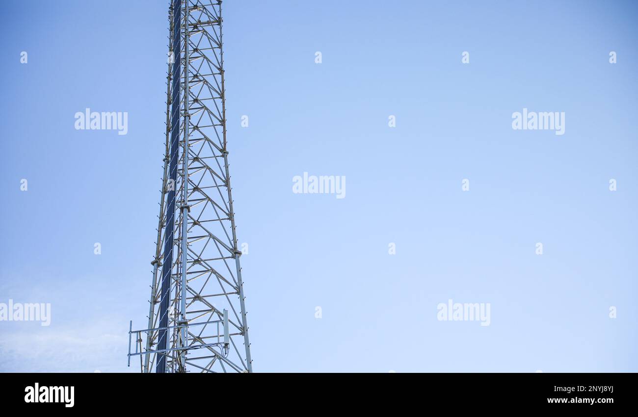 Handymast am Himmel, der 4G 5G Telekommunikationssatelliten zeigt, das Funksignal Stockfoto