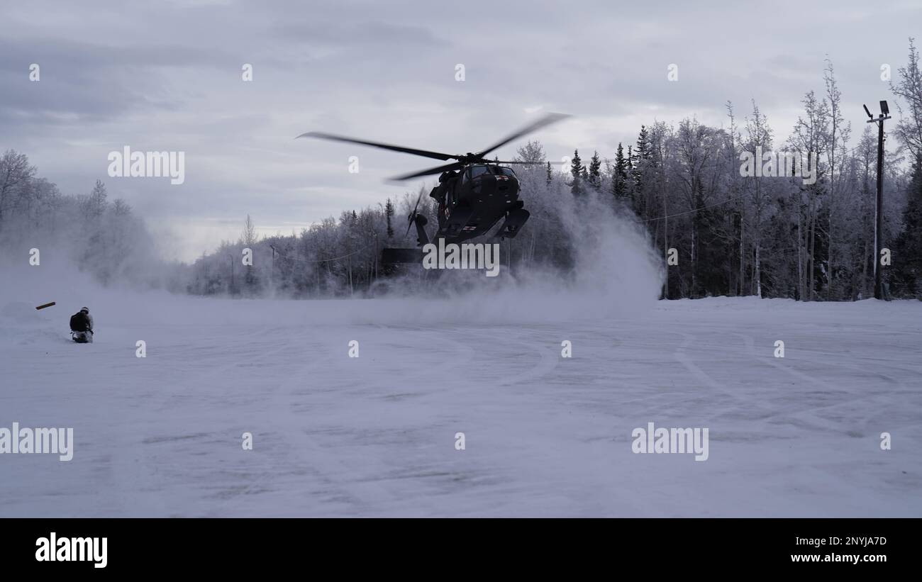 Ein Alaska Army National Guard HH-60m Black Hawk Helikopter, dem 2-211. General Support Aviation Bataillon zugeteilt, nähert sich taktisch dem Camp Mad Bull auf der Joint Base Elmendorf-Richardson, Alaska, 10. Januar 2023. Die Besatzung führte während der Arktis-Übungsübung mit dem 24. Spezialeinsatzflügel eine Evakuierungs- und Aufzugsschulung durch. Das Generalunterstützungsbataillon der Alaska Army National Guard bildet routinemäßig mit allen Zweigen des Militärs und der Zivilbehörden zusammen, um seine operative Interoperabilität zu verbessern und auf ein breites Spektrum von Bundes- und STAT-Diensten vorbereitet zu sein Stockfoto