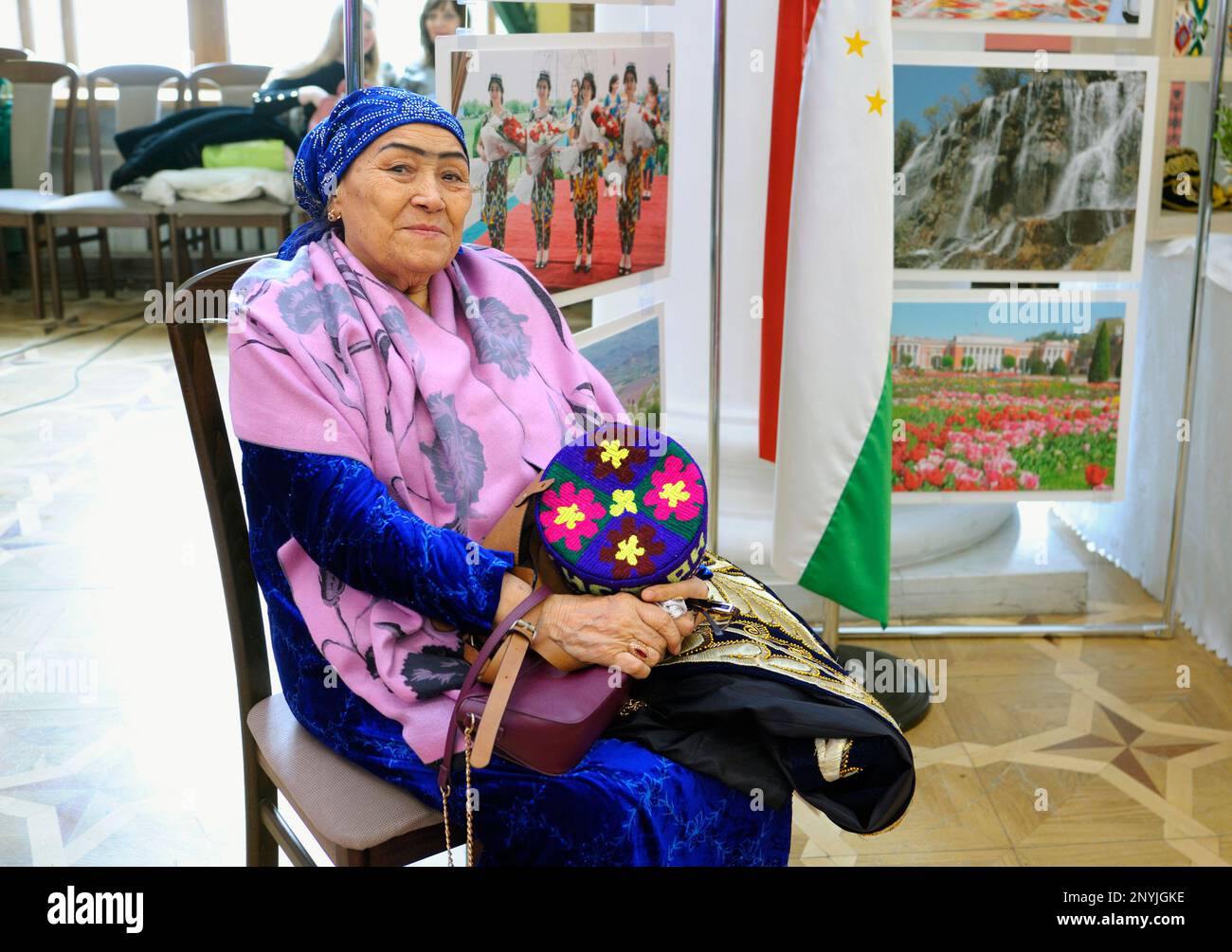 Alte asiatische Frau in tadschikischem Nationalkostüm, die Tadschikistan präsentiert. Festival der orientalischen Kultur. Kiew, Ukraine Stockfoto