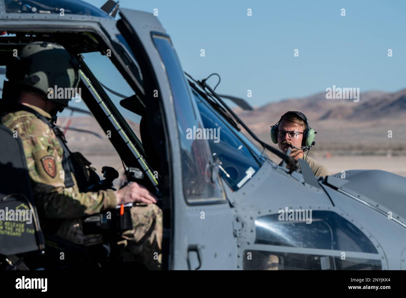 USA Air Force Airmen führen Vorflugkontrollen an einem HH-60W Jolly Green II Helikopter während der Vorflugkontrollen am Nellis Air Force Base, Nevada, am 8. Februar 2023 durch. Zu den Verbesserungen von Pave Hawk Combat gehören ein Radarwarnempfänger, Infrarotstörer und ein Spreuabgabesystem. Stockfoto