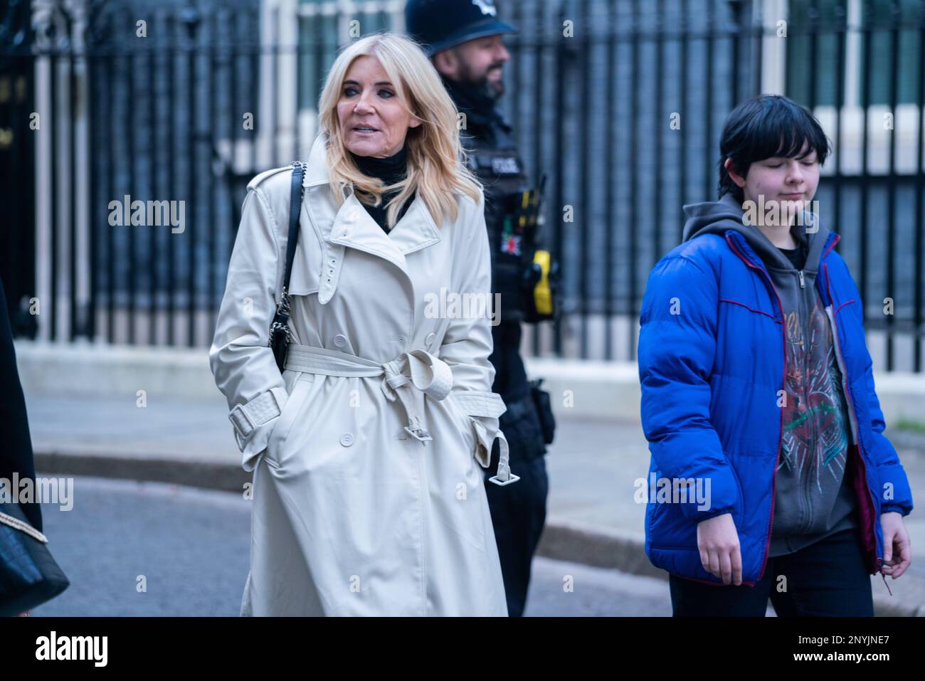 London, Großbritannien. 2. März 2023 Die ehemalige EastEnders-Schauspielerin Michelle Collins verlässt die Downing Street 10, nachdem sie eine Petition an Lynne Perry, die CEO der Wohltätigkeitsorganisation Children's Charity, übergab, die die Regierung auffordert, kostenlose Schulmahlzeiten für alle Grundschüler in England einzuführen. Kredit: amer Ghazzal/Alamy Live News Stockfoto