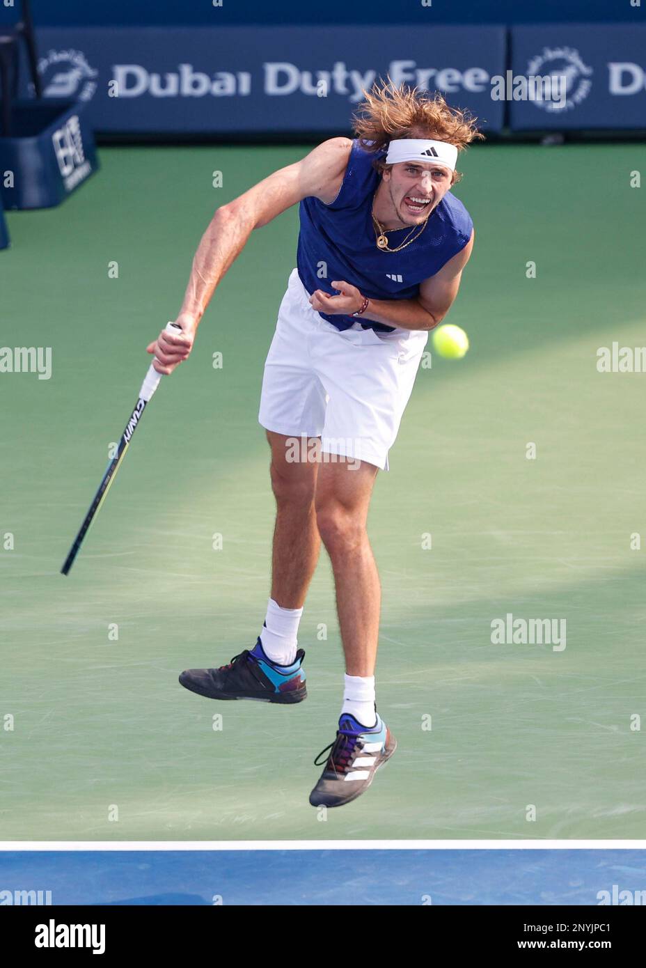 Dubai, VAE, 2. März 2023. Deutscher Tennisspieler Alexander Zverev in Aktion beim Dubai Duty Free Tennis Championships Turnier im Dubai Duty Free Tennis Stadium am Donnerstag, den 2. März 202., © Juergen Hasenkopf / Alamy Live News Stockfoto