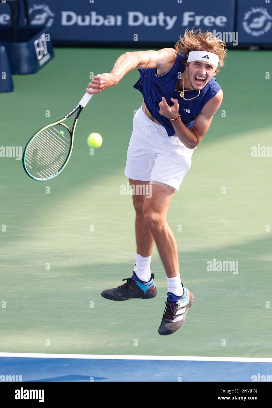 Dubai, VAE, 2. März 2023. Deutscher Tennisspieler Alexander Zverev in Aktion beim Dubai Duty Free Tennis Championships Turnier im Dubai Duty Free Tennis Stadium am Donnerstag, den 2. März 202., © Juergen Hasenkopf / Alamy Live News Stockfoto