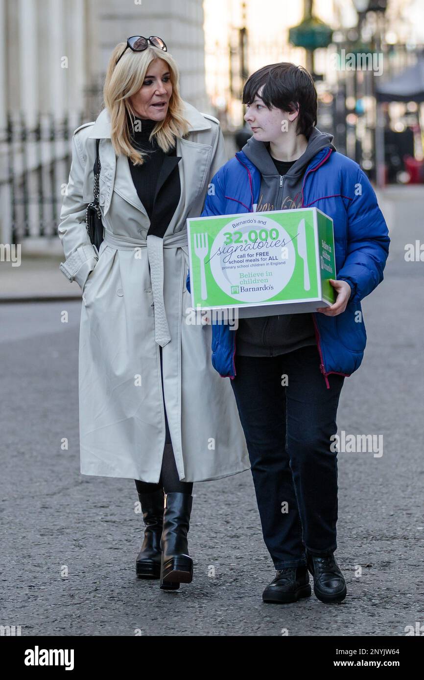 Downing Street, London, Großbritannien. 2. März 2023 Barnardos Botschafterin für wohltätige Zwecke und die ehemalige EastEnders-Schauspielerin Michelle Collins zusammen mit Darya, 17, aus Bristol, die sich auf kostenlose Schulmahlzeiten verließ, überreichten eine Petition mit 32.000 Unterschriften an die Downing Street, in der die Regierung aufgefordert wird, kostenlose Schulmahlzeiten für alle Grundschüler in England einzuführen. Foto: Amanda Rose/Alamy Live News Stockfoto