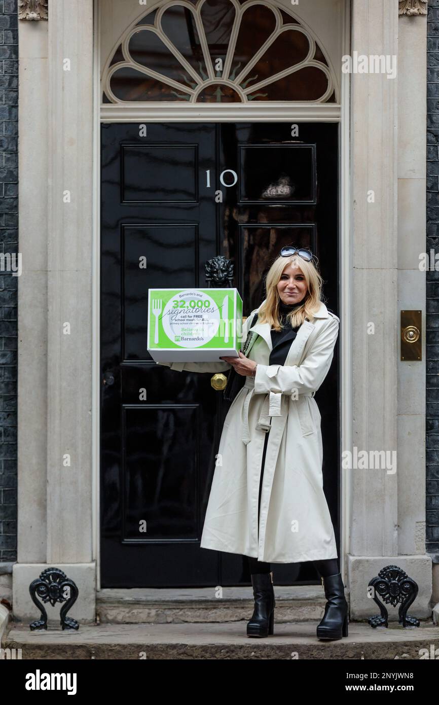 Die ehemalige EastEnders-Schauspielerin Michelle Collins und Barnardos Botschafterin für wohltätige Zwecke überreichte eine Petition mit 32.000 Unterschriften an die Downing Street, in der die Regierung aufgefordert wird, kostenlose Schulmahlzeiten für alle Grundschüler in England einzuführen. Foto: Amanda Rose/Alamy Live News Stockfoto