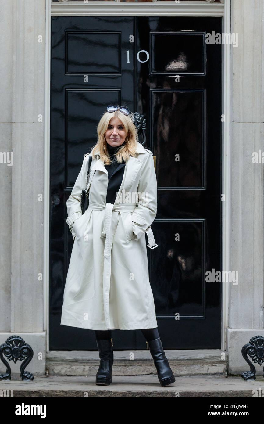 Die ehemalige EastEnders-Schauspielerin Michelle Collins und Barnardos Botschafterin für wohltätige Zwecke überreichte eine Petition mit 32.000 Unterschriften an die Downing Street, in der die Regierung aufgefordert wird, kostenlose Schulmahlzeiten für alle Grundschüler in England einzuführen. Foto: Amanda Rose/Alamy Live News Stockfoto