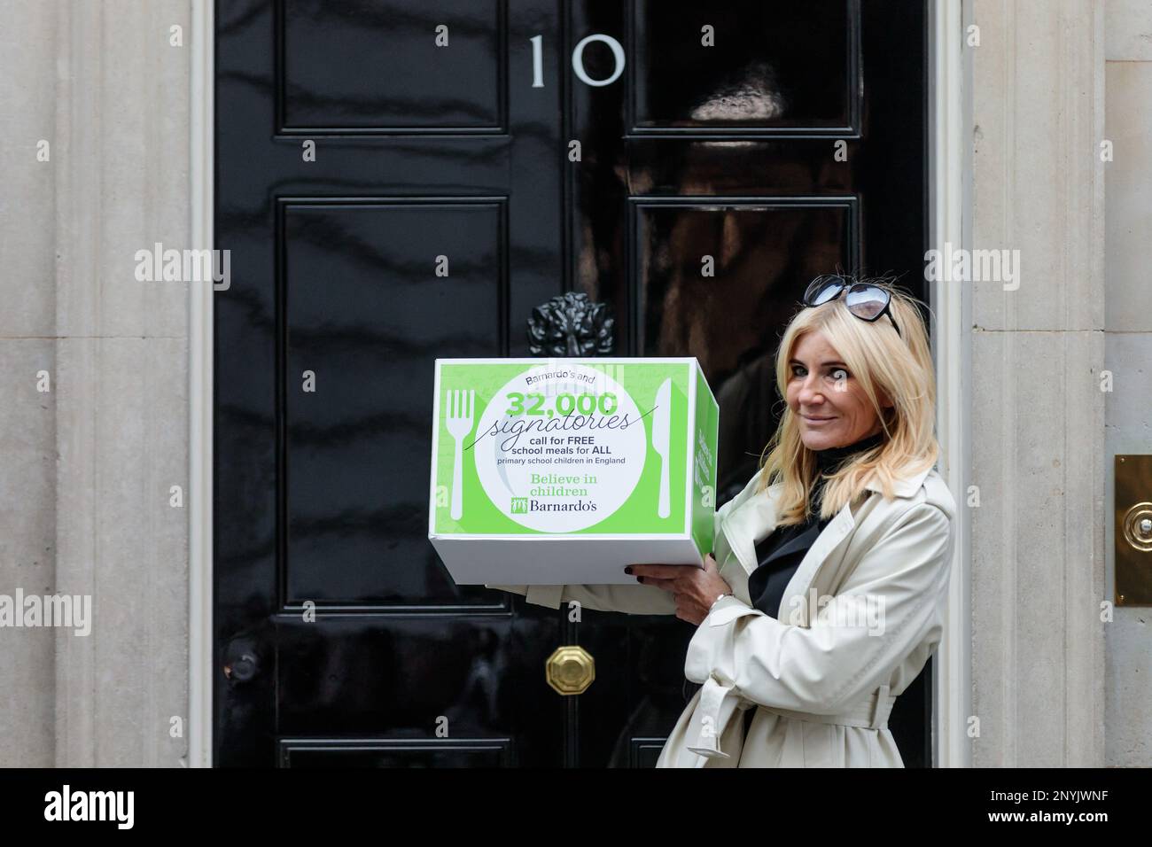 Die ehemalige EastEnders-Schauspielerin Michelle Collins und Barnardos Botschafterin für wohltätige Zwecke überreichte eine Petition mit 32.000 Unterschriften an die Downing Street, in der die Regierung aufgefordert wird, kostenlose Schulmahlzeiten für alle Grundschüler in England einzuführen. Foto: Amanda Rose/Alamy Live News Stockfoto