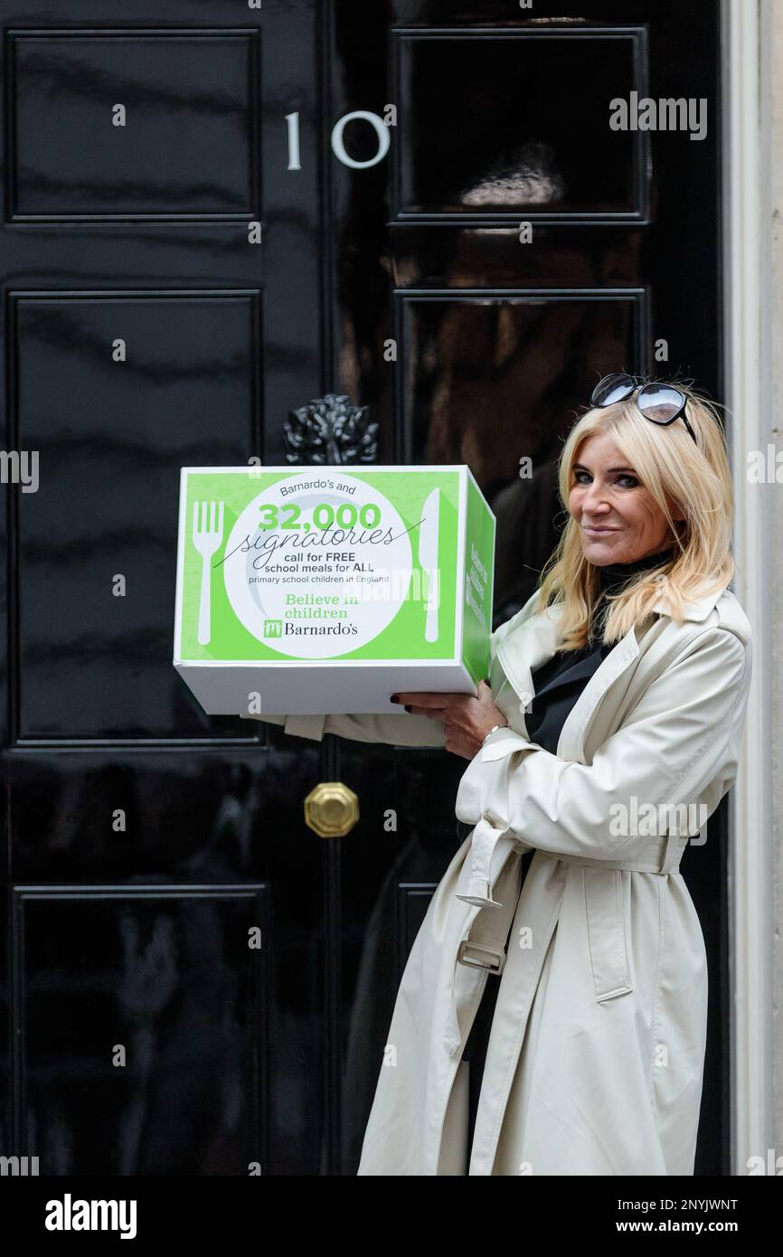 Die ehemalige EastEnders-Schauspielerin Michelle Collins und Barnardos Botschafterin für wohltätige Zwecke überreichte eine Petition mit 32.000 Unterschriften an die Downing Street, in der die Regierung aufgefordert wird, kostenlose Schulmahlzeiten für alle Grundschüler in England einzuführen. Foto: Amanda Rose/Alamy Live News Stockfoto