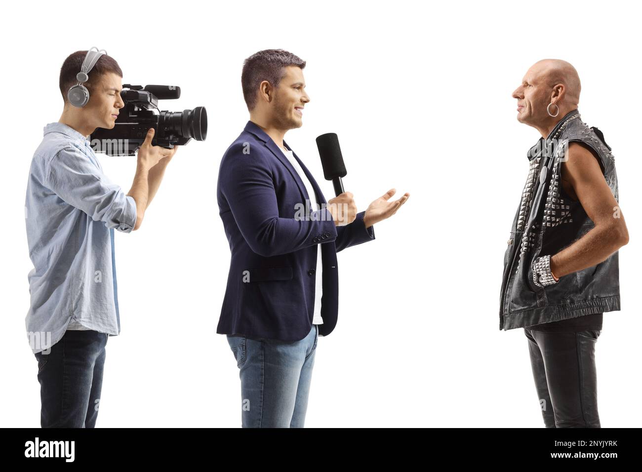 TV-Reporter und Kameramann interviewen einen Penner isoliert auf weißem Hintergrund Stockfoto