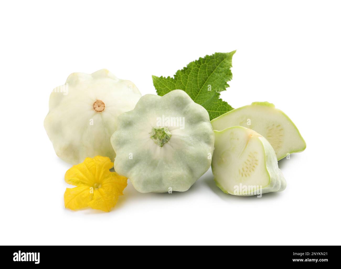 Frische, reife Pattypan-Kürbisse mit Blättern und Blüten auf weißem Hintergrund Stockfoto