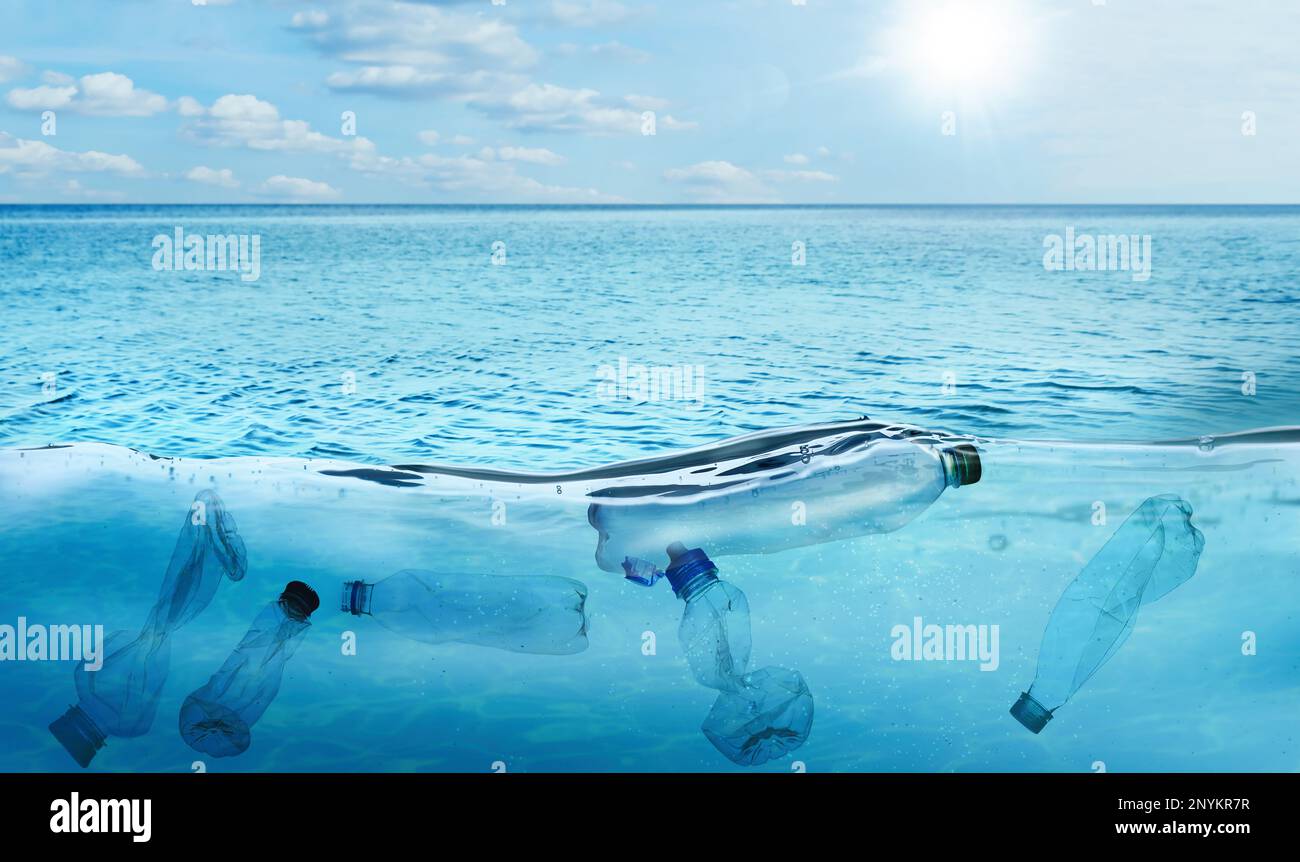 Plastikmüll im Meer. Meeresverschmutzung Stockfoto