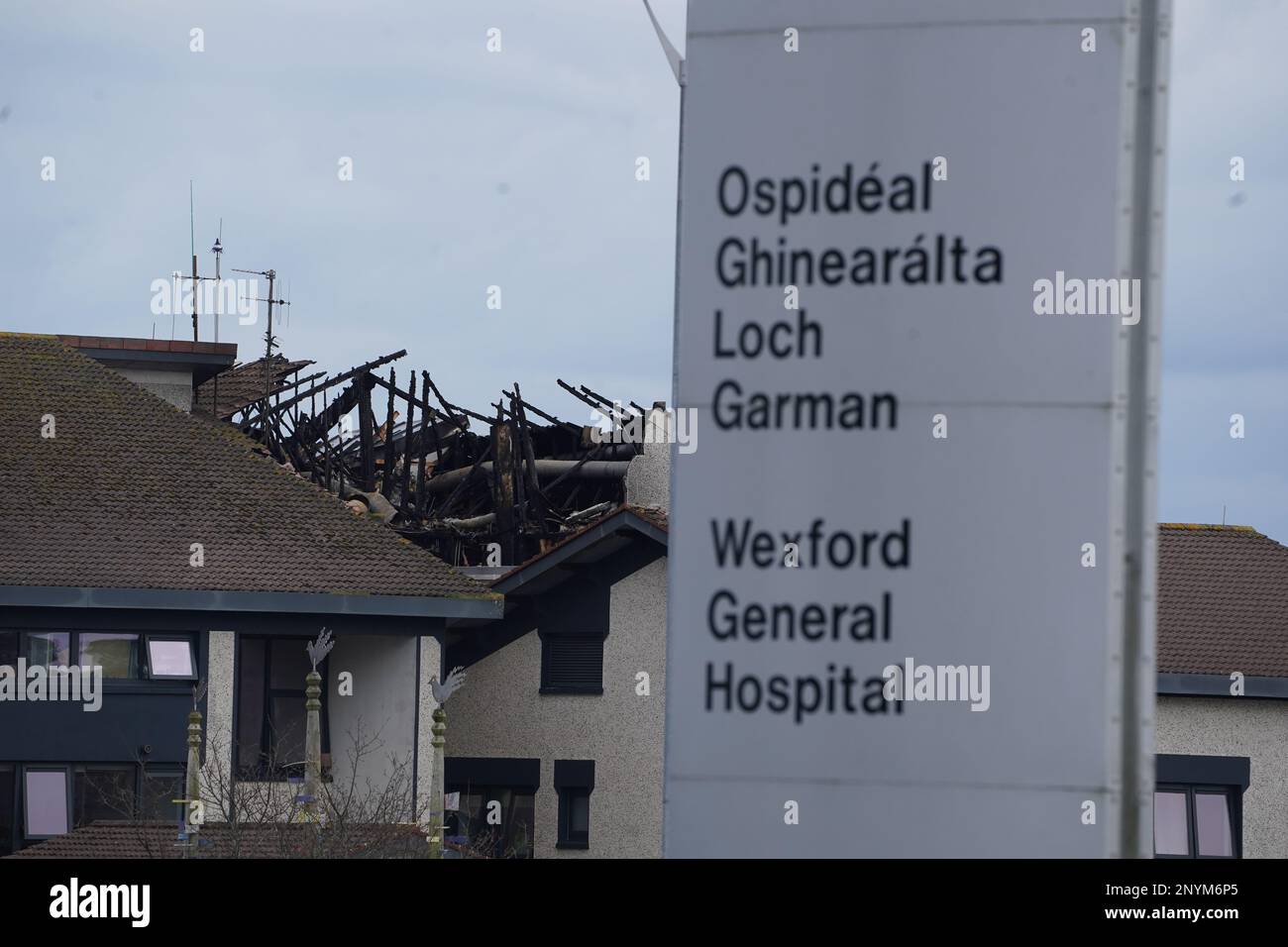 Das Schild für das Wexford General Hospital nach einem Brand zwang eine Evakuierung des Gebäudes. Mehr als 200 Personen wurden entfernt, nachdem ein „erheblicher“ Brand im Werksraum ausbrach, in dem Geräte auf dem Dach des Krankenhauses gelagert werden. Foto: Donnerstag, 2. März 2023. Stockfoto