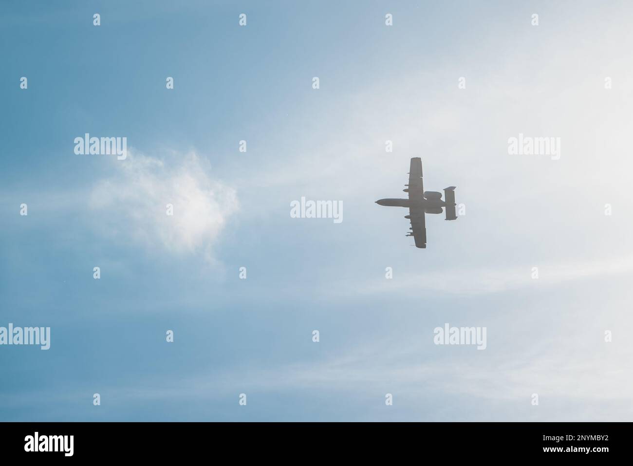 Ein 10 Thunderbolt II-Flugzeug, das dem 122. Fighter Wing, Fort Wayne Air National Guard Base, Indiana, zugewiesen ist, startet vom MacDill Air Force Base, Florida, 24. Januar 2023. Die 122. FW nutzte 10 A-10-Flugzeuge für Operation Guardian Blitz 2023, eine Übung, die sich auf Agile Combat Beschäftigungskonzepte und Manövrierfähigkeit konzentrierte. Das Flugzeug flog zwischen MacDill AFB und Moody AFB, Georgia, für die Übung. Stockfoto