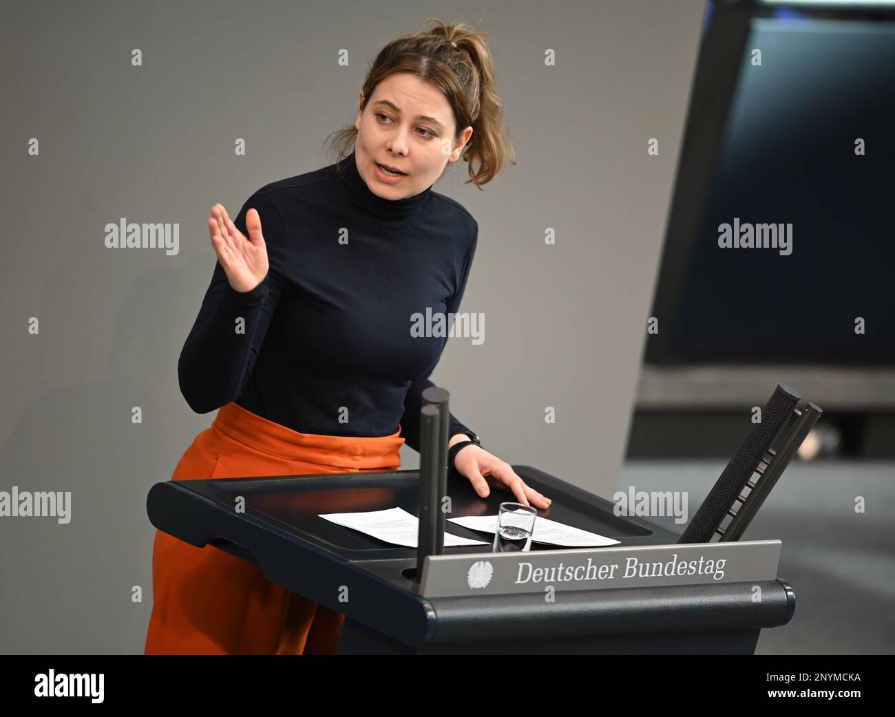 Berlin, Deutschland. 02. März 2023. Jamila Schäfer (Grüne), Mitglied des Deutschen Bundestages, spricht in der Plenarsitzung des parlaments. Der Anlass ist ein Antrag der Linken Partei, in dem eine Verhandlungslösung zur Beendigung des Krieges in der Ukraine gefordert wird. Kredit: Julian Weber/dpa/Alamy Live News Stockfoto