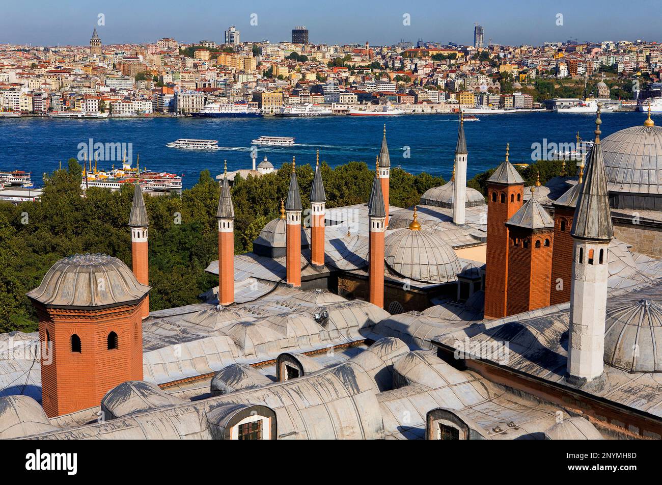 Topkapi-Palast, Dach des Harems. Im Hintergrund Bosporus und Viertel Beyoglu, Sisl und Besiktas. Istanbul. Turkei Stockfoto