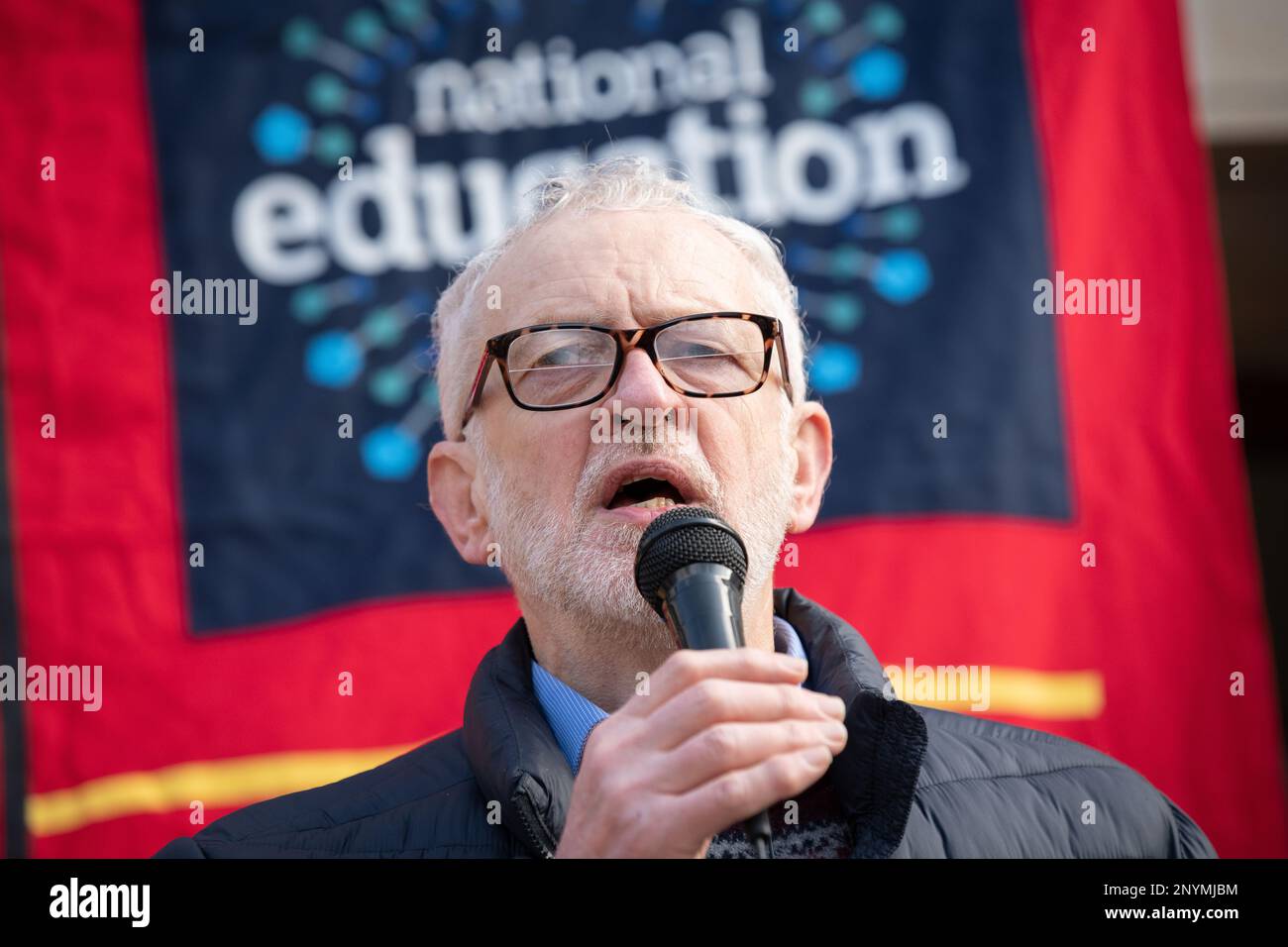 London, Großbritannien. 02. März 2023. Der Abgeordnete von Islington und ehemalige Labour-Führer Jeremy Corbyn spricht als NEU Lon vor eindrucksvollen Lehrern, die sich im Rathaus von Islington versammeln Stockfoto