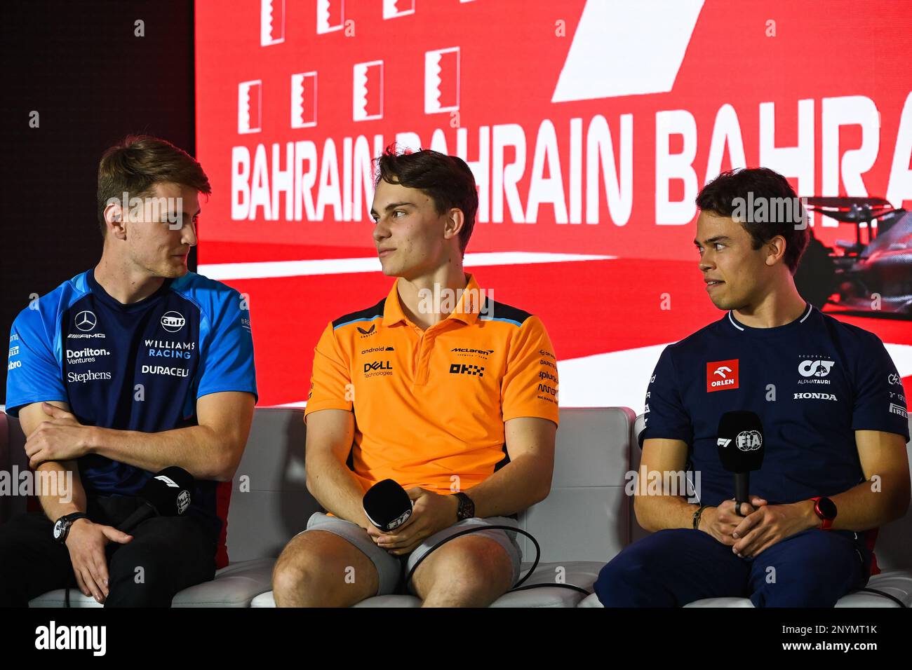 Sakhir, Bahrain. 03. März 2023. (L bis R): Logan SarSergeant (USA) Williams Racing; Oscar Piastri (AUS) McLaren; und Nyck de Vries (NLD) AlphaTauri, auf der FIA-Pressekonferenz. Formel-1-Weltmeisterschaft, Rd 1, Bahrain Grand Prix, Donnerstag, 2. März 2023. Sakhir, Bahrain. FIA Pool Bild nur zur redaktionellen Verwendung Kredit: James Moy/Alamy Live News Stockfoto